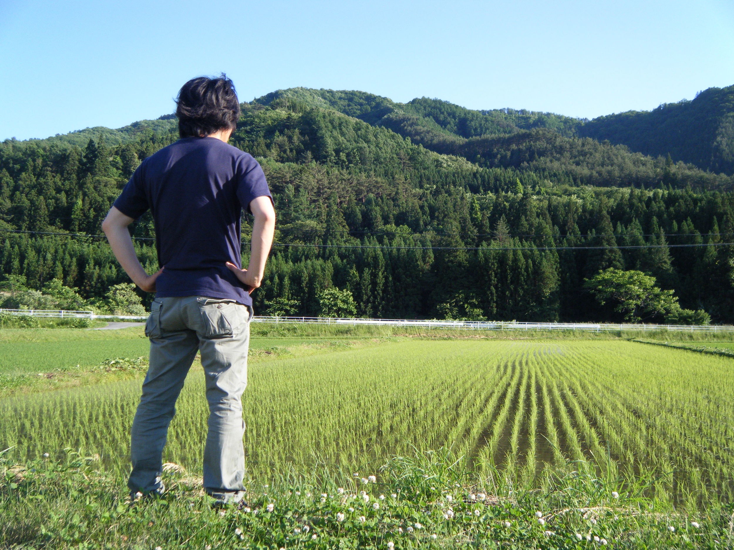 腰に手を当てて