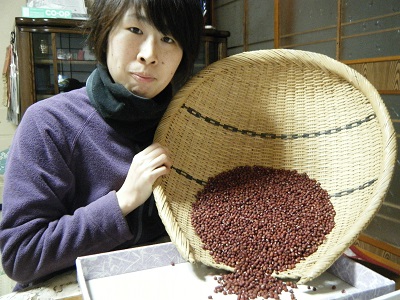 自然栽培米の勘六縁　小豆の選別の様子