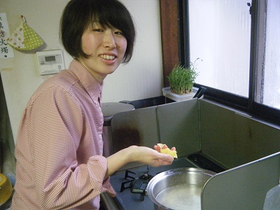 誕生日に、裕美氏がお祝いの料理作り