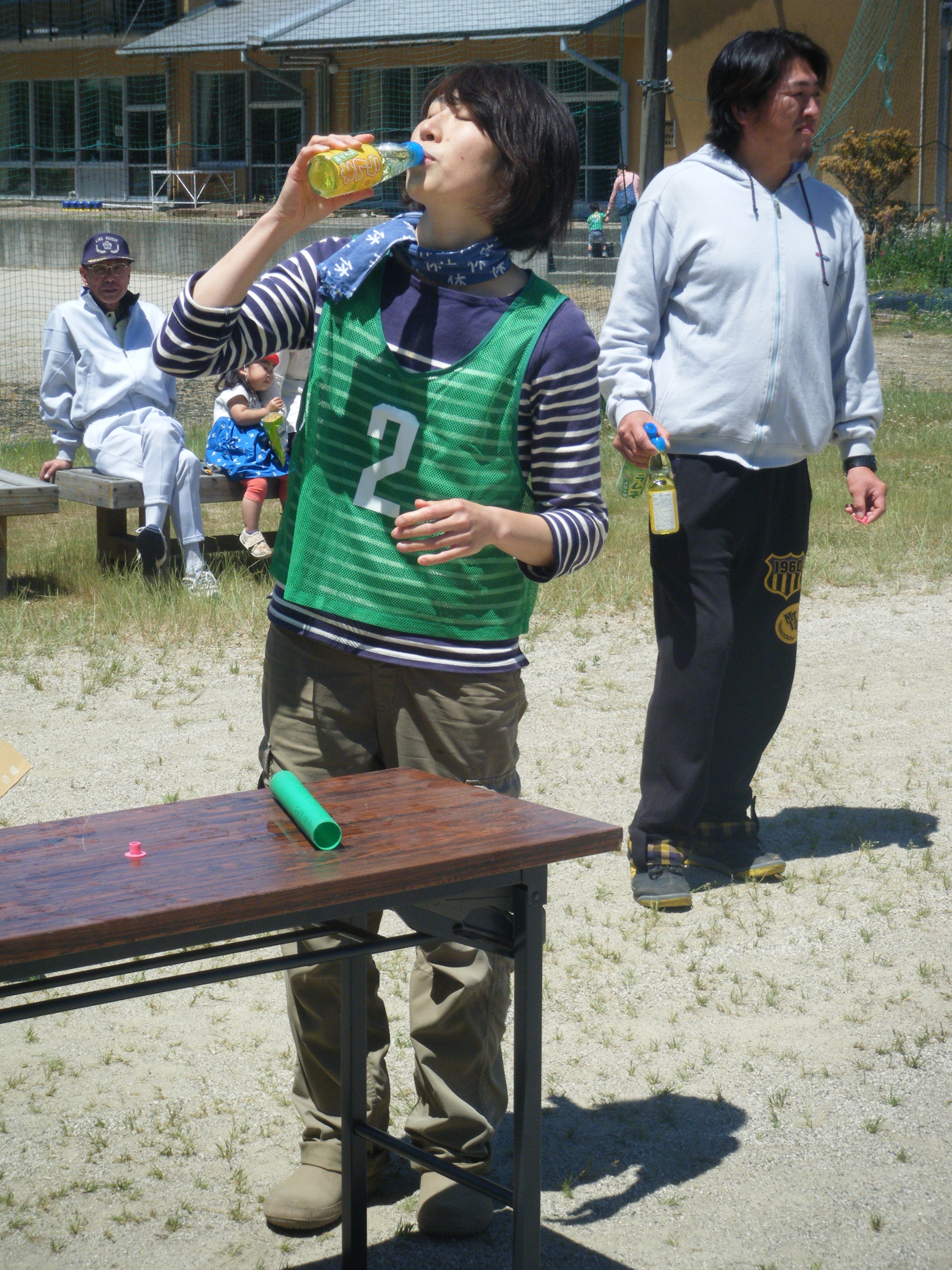 小友町民運動会で、ラムネを一気飲みする裕美氏。