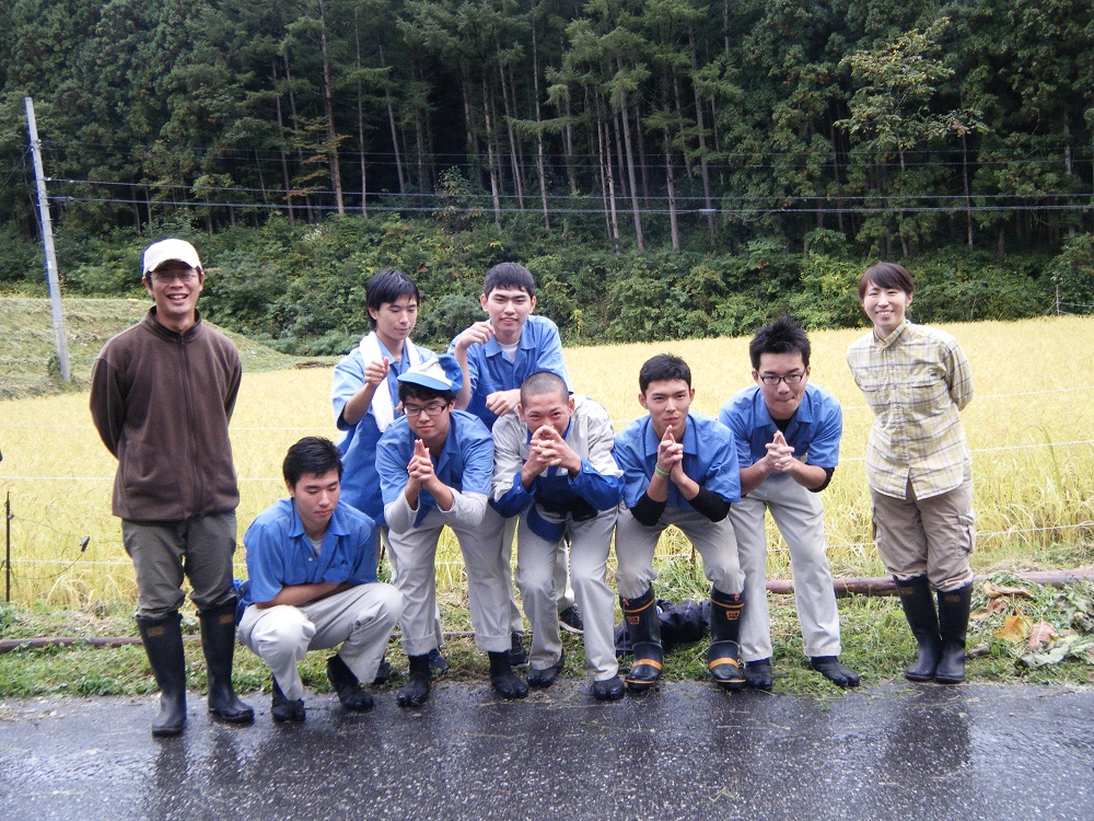 神奈川の農業高校生と集合写真（なぞのポーズ）