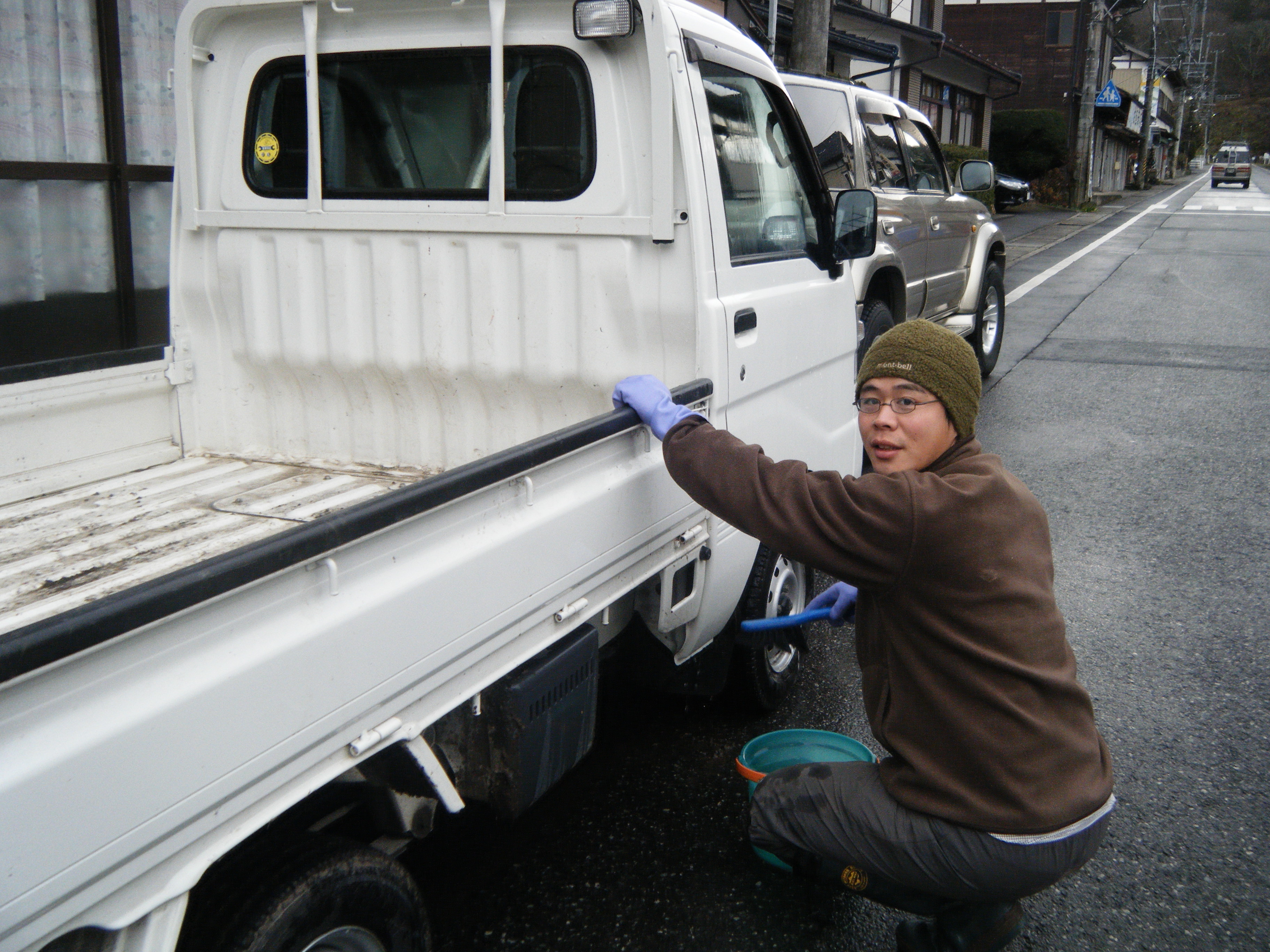 今年の感謝を込めて軽トラを洗う、冬使用の陽佑氏。