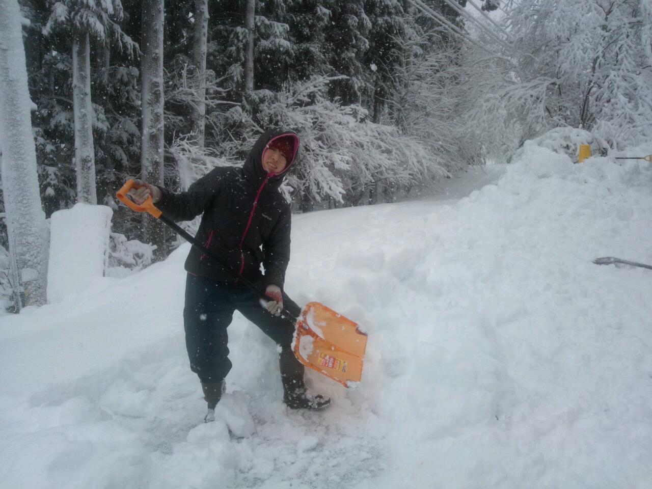 雪かきをしているフリをする裕美氏。