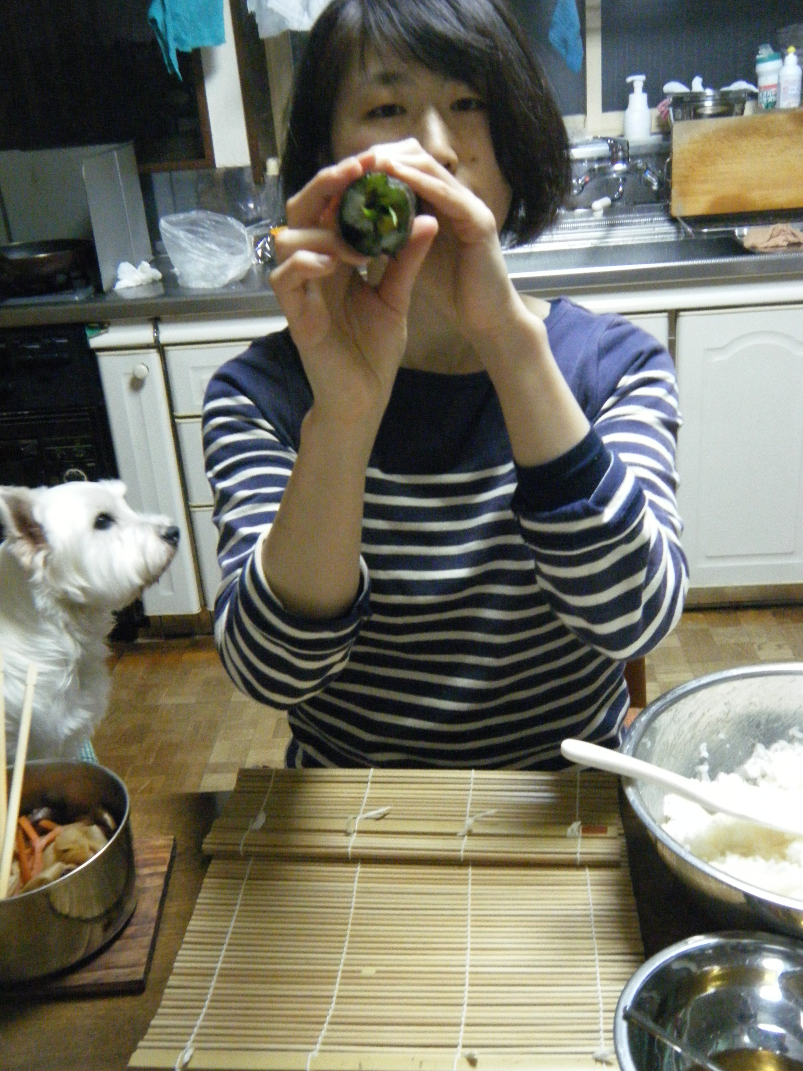 恵方巻を作っている裕美氏と、それを食べたそうなこたろう。