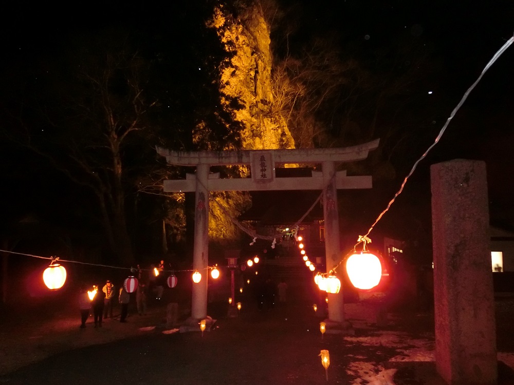 夜の巌龍神社(鳥居)。カオナシが立っていそう…