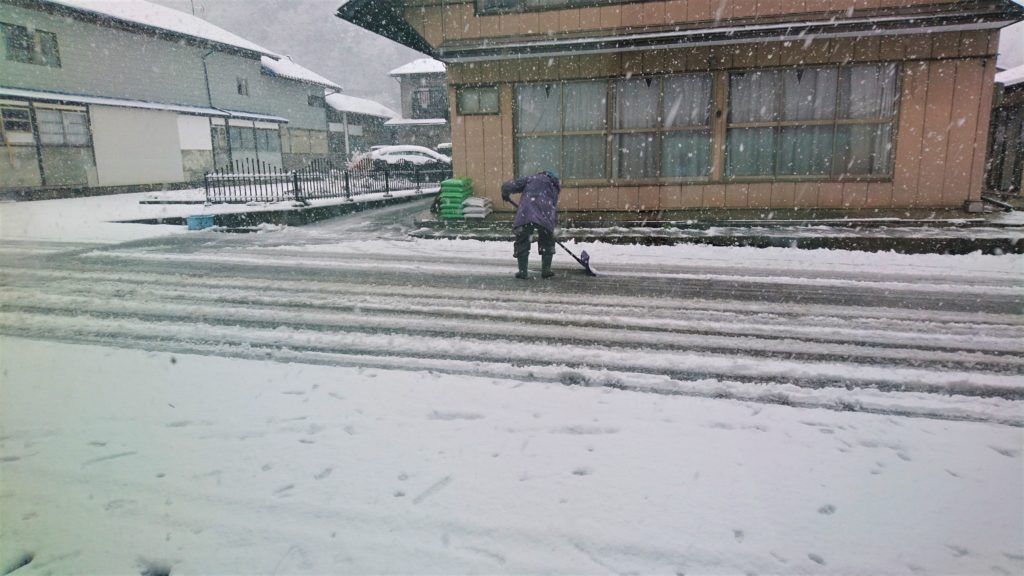 お向かいのばっちゃん、朝イチで雪のけ。